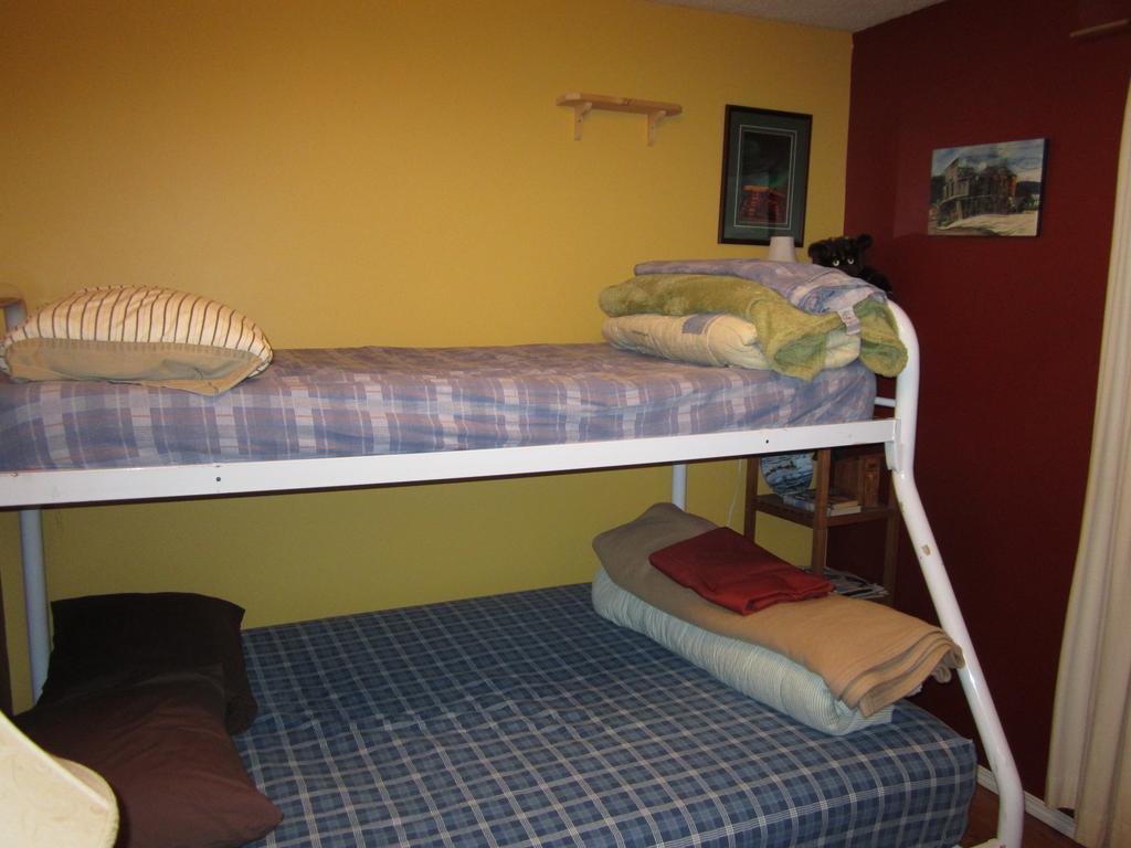Beez Kneez Bakpakers Hostel Уайтхорс Стая снимка