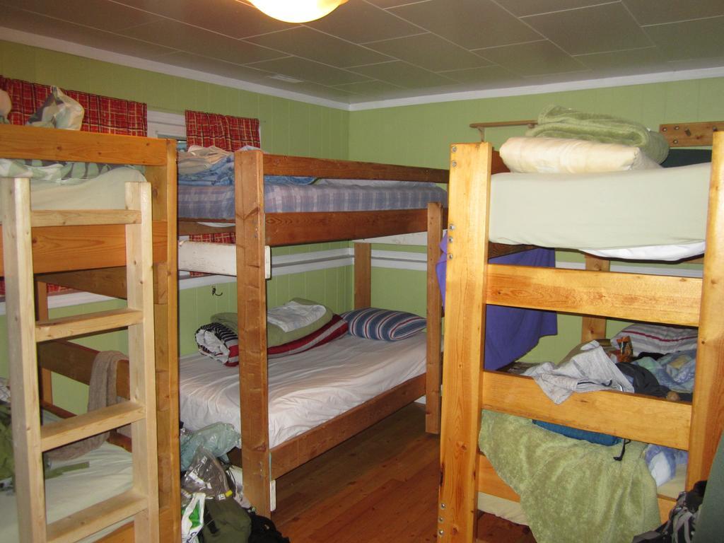 Beez Kneez Bakpakers Hostel Уайтхорс Стая снимка