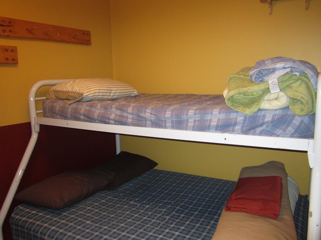 Beez Kneez Bakpakers Hostel Уайтхорс Стая снимка
