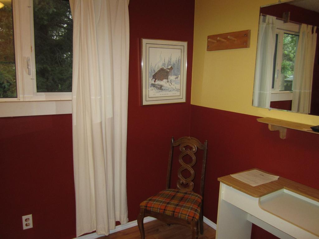 Beez Kneez Bakpakers Hostel Уайтхорс Стая снимка