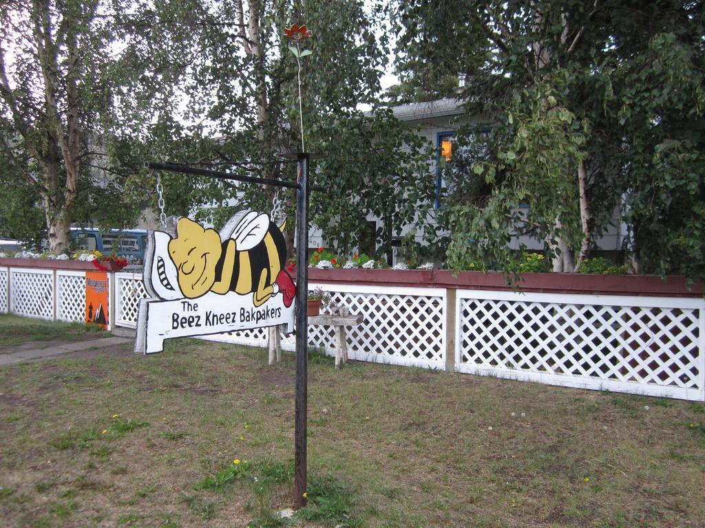 Beez Kneez Bakpakers Hostel Уайтхорс Екстериор снимка