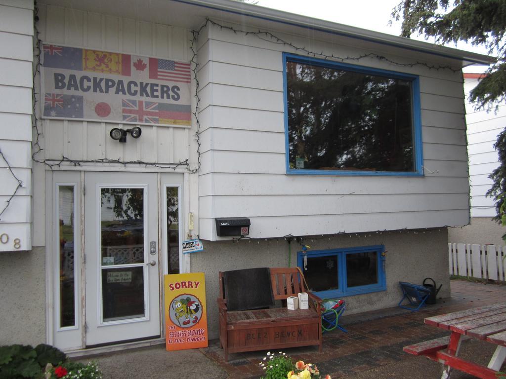 Beez Kneez Bakpakers Hostel Уайтхорс Екстериор снимка
